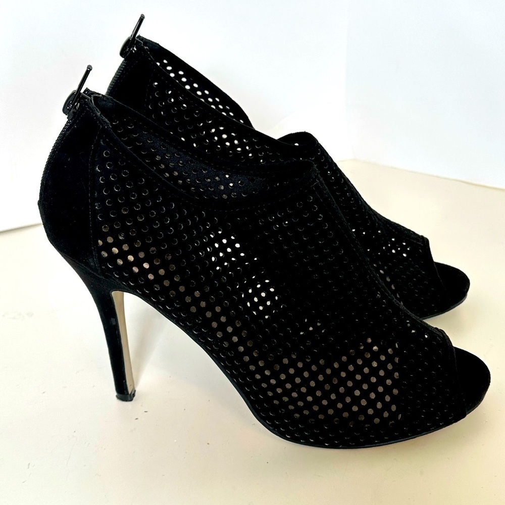 Madden Girl Sleek Black Peep Toe Zipper Back Ankle Boots w/ 4” Heel Sz 10M